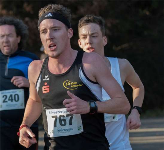 Julien Jeandrée vor Teamkollege Jonas Götte beim Sylvesterlauf in Euskirchen.privat