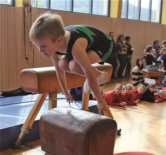 Julius Feiden beim Hocksprung über den Bock.Privat