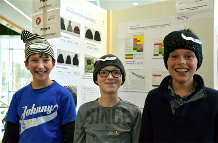 Julius Johanny, Anton Schmitt und Daniel Kunz vom Johannes Gymnasium, Lahnstein, belegten den ersten Platz in der Kategorie Physik Schüler Ex.
