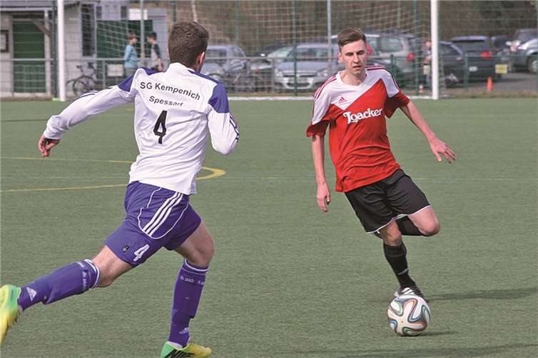 Julius Kaufmann im Zweikampf mit einem Kempenicher Kontrahenten. privat