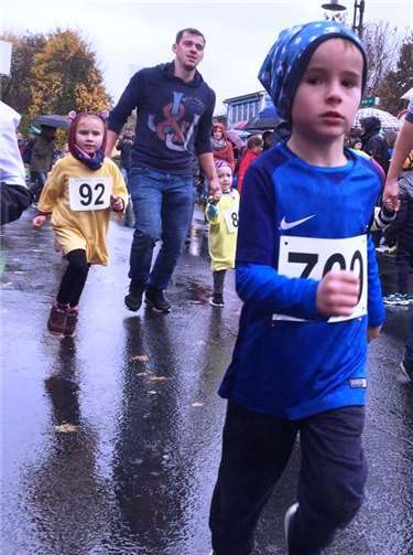 Julius Lichtenberg (LT Puderbach) gab sein Laufdebüt in Hachenburg in der Bambiniklasse. Lauftreff Puderbach