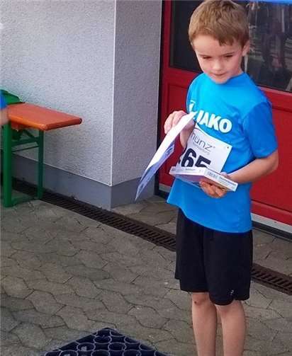 Julius Lichtenberg (LT Puderbach) war stolz über seinen ersten Klassensieg (M7) bei einer Volkslaufveranstaltung.Foto: Lauftreff Puderbach