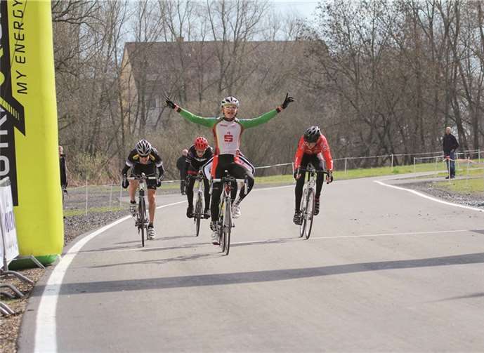 Julius Molinski bejubelt seinen Sieg beim Straßenrennen in Neheim-Hüsten. Michael Vollmer, RC Victoria Neheim