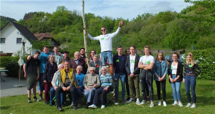 Jung stellt Alt einen Maibaum. privat