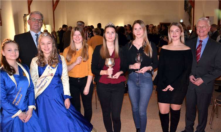 Jung, talentiert und der Heimat verbunden: Nicht nur Sängerin Emma Spöth (zweite von links) bereicherte den Neujahrsempfang des Rhein-Lahn-Kreises, sondern auch Nastättens Bienenkönigin Chantal mit ihrer Prinzessin Chantal, die Braubacher Weinkönigin Franziska I. mit ihrer Weinprinzessin Melina und natürlich Loreley Tasmin Fetz. Landrat Frank Puchtler (rechts) und Polizeipräsident Karlheinz Maron zeigten sich begeistert. Fotos: privat