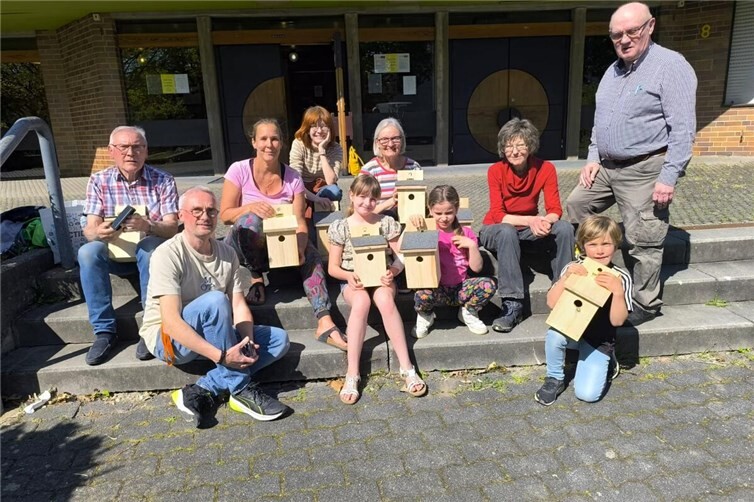 Jung und Alt bauten gemeinsam Nistkästen.