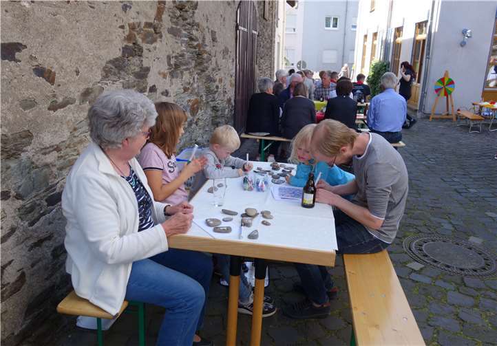 Jung und Alt beim Bemalen von SteinenFoto: Chr.. Welker-Krumm