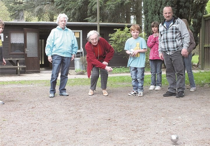 Jung und Alt beim Boule.  Privat