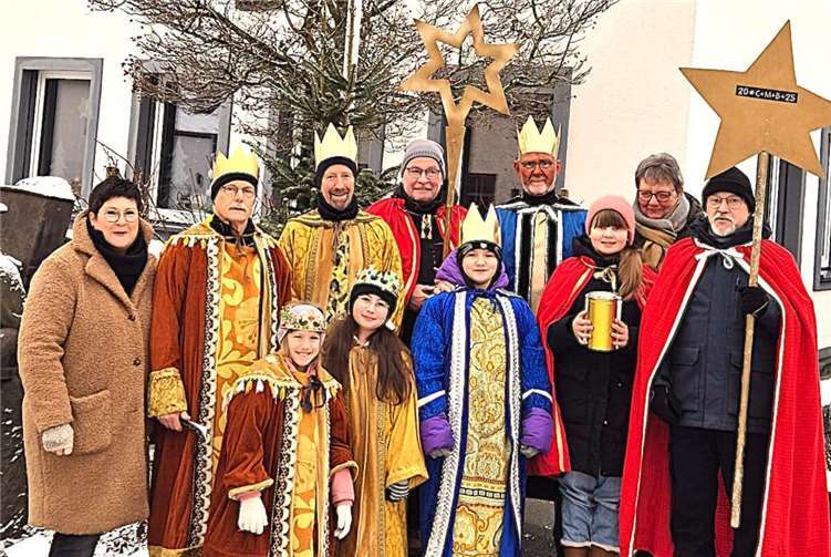 Jung und Alt beim Start der Sternsingeraktion in Trimbs 2025.Foto: privat