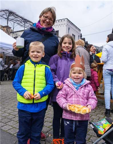 Jung und Alt erfreuten sich an demösterlichen Vergnügen rund um den Weinhexbrunnen.