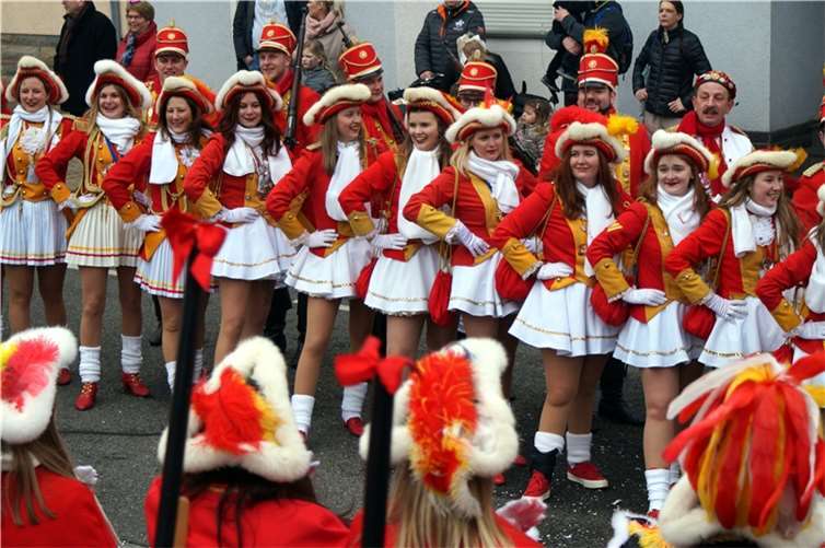 Jung und Alt feierten ausgelassen Straßenkarneval beim Triumphzug in Weißenthurm