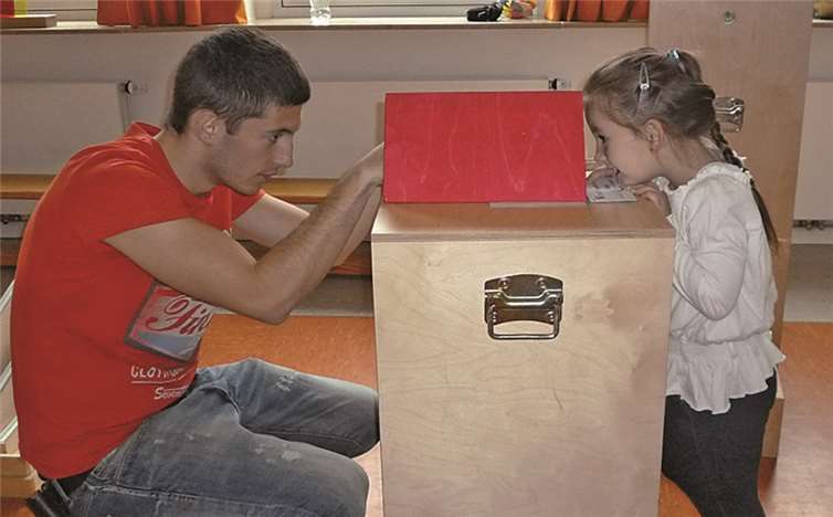 Jung und Alt forschten an den verschiedenen Stationen.privat