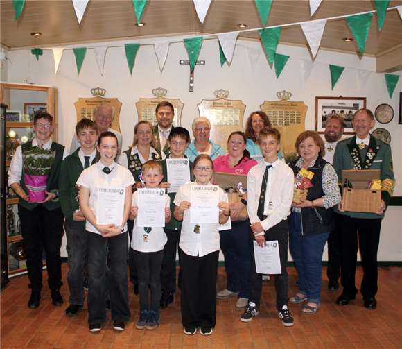 Jung und Alt freuten sich bei den Schießtage über Urkunden, Sachpreise und Pokale. Foto: Christian Klein