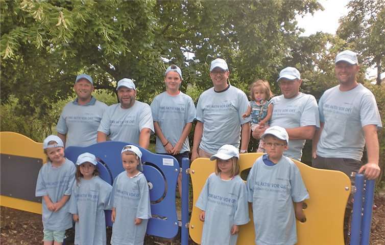 Jung und "Alt" freuten sich über den neuen Spielzaun. privat