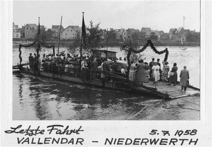 Jung und Alt freuten sich über die neue Niederwerther Brücke und fuhren mit etwas Wehmut ein letztes Mal mit ihrer Fähre.privat