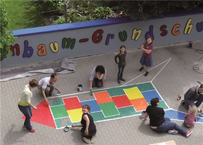 Jung und „Alt“ gemeinsam bei den Verschönerungsarbeiten. privat