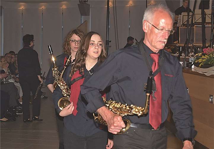Jung und Alt gemeinsam beim Musizieren in einer unglaublichen Harmonie, das findet sich sehr selten in so guter Weise.