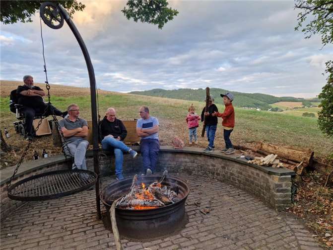 Jung und Alt genießen geselliges Beisammensein an der Schutzhütte. Foto: Julia Rieder