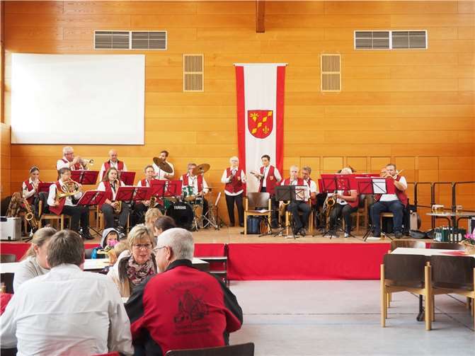 Jung und Alt hatten SPaß bei Kaffee und Kuchen und der musikalischen Unterhaltung des Musikvereins Burgbrohl.