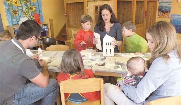 Jung und Alt hatten gleichermaßen Spaß beim Basteln der Tierbehausungen.privat