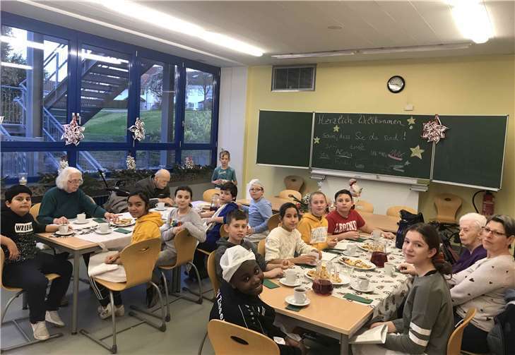 Jung und Alt im Gespräch bei Kaffee, Tee und Gebäck.Fotos: Jasmin Wilhelmi