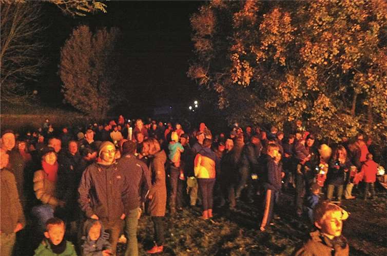 Jung und Alt im hellen Lichterschein des Martinsfeuers.privat