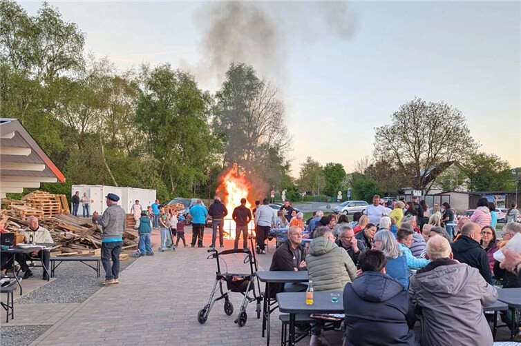 Jung und Alt kamen beim Tanz in den Mai in Raubach zusammen, um gemeinsam den Frühling zu begrüßen.