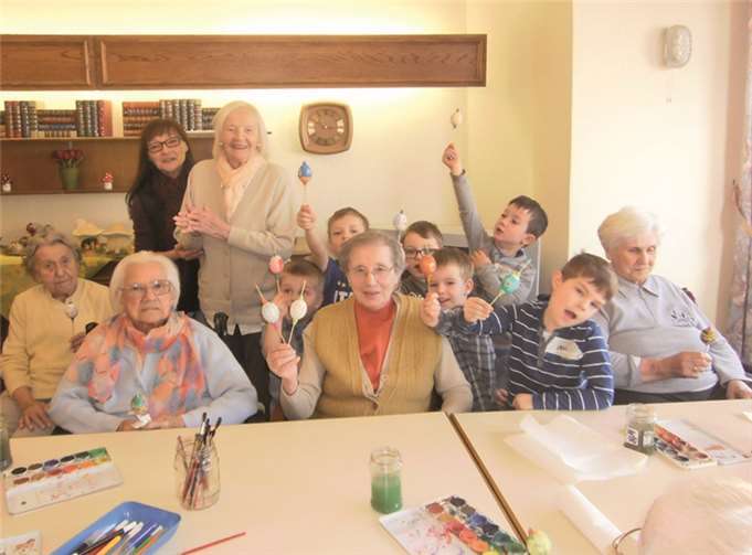 Jung und Alt lernten voneinander und hatten gemeinsam beim Ostereierbemalen viel Vergnügen. St. Vinzenz