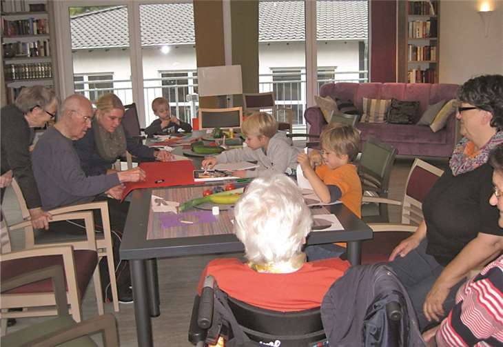 Jung und Alt malten und bastelten gemeinsam. privat