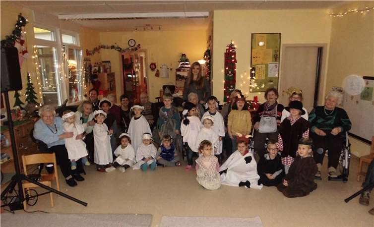 Jung und Alt, mit teilweise fast neunzig Jahren Altersunterschied, begegneten sich im Kindergarten.