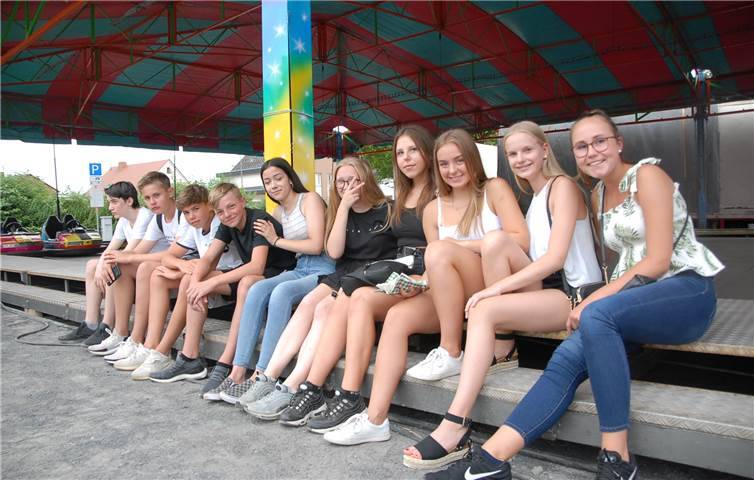 Jung und Alt nutzen gerne das Angebot, sich an den drei Tagen Geselligkeit auf dem Kirmesplatz neben der Grau-Blau-Halle zu amüsieren.Fotos: KER