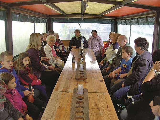 Jung und Alt reisten gemeinsam im Planwagen. privat