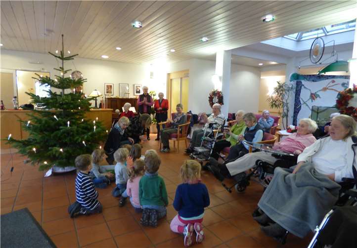 Jung und Alt singen und feiern in der Adventszeit gemeinsam. privat