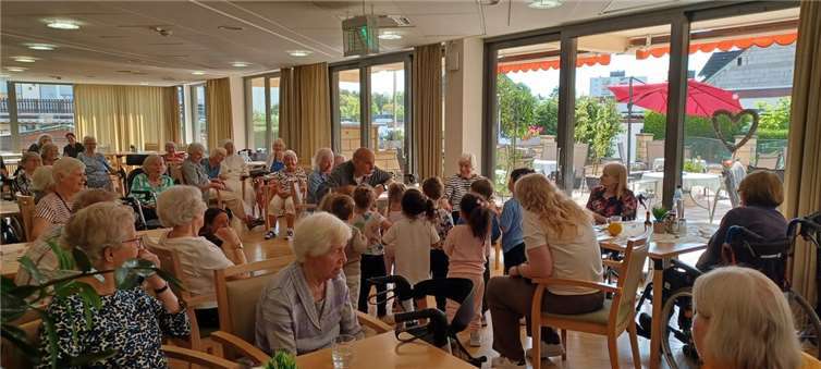Jung und Alt trafen sich im Marienhaus Seniorenzentrum Josef-Ecker-Stift Neuwied zum Lachyoga.  Foto: Leoni Reis