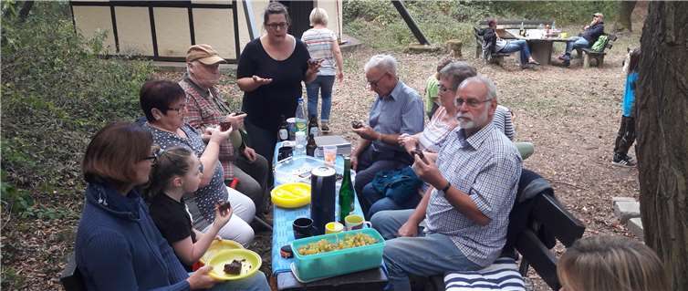 Jung und Alt unterhielten sich angeregt über verschiedenste Themen und genossen kulinarische Köstlichkeiten.  FWG Oberfell