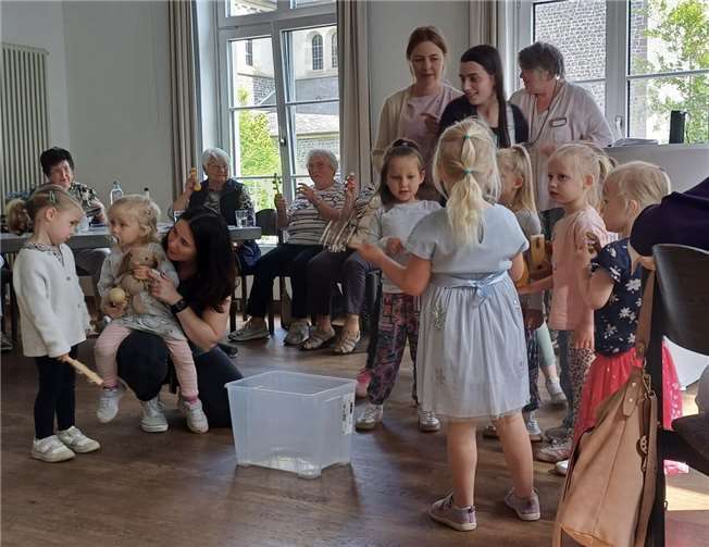 Große Freude bei „Urlaub ohne Koffer“ Jung und Alt war beim Tanzauftritt mit Freude dabei. Foto: Iris Emmerich