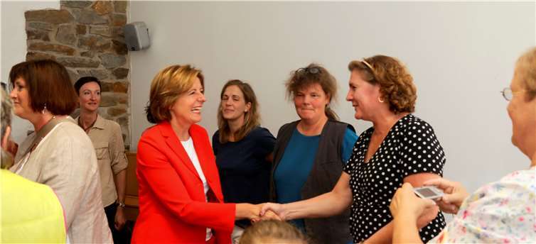 Jung und Alt waren ins Gemeindehaus gekommen, um die Ministerpräsidentin zu Begrüßen.