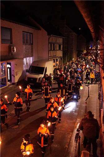 Jung und Alt ziehen durch die Straßen.