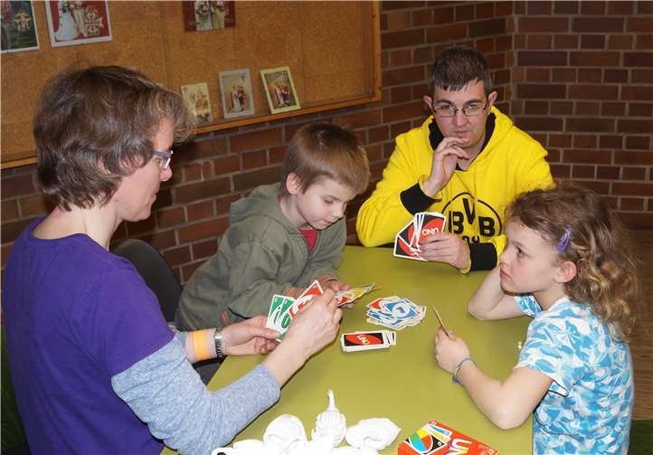 Jung und alt machten mit beim Spieleabend des „Treff 81“. Foto: privat