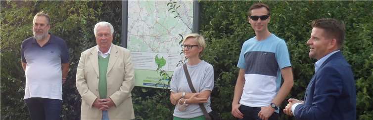 Jung vor Ort. Hier mit dem Lüftelberger Ortsvorsteher Siegfried Schwaner mit einigen der zahlreichen Besucher. Fotos: privat