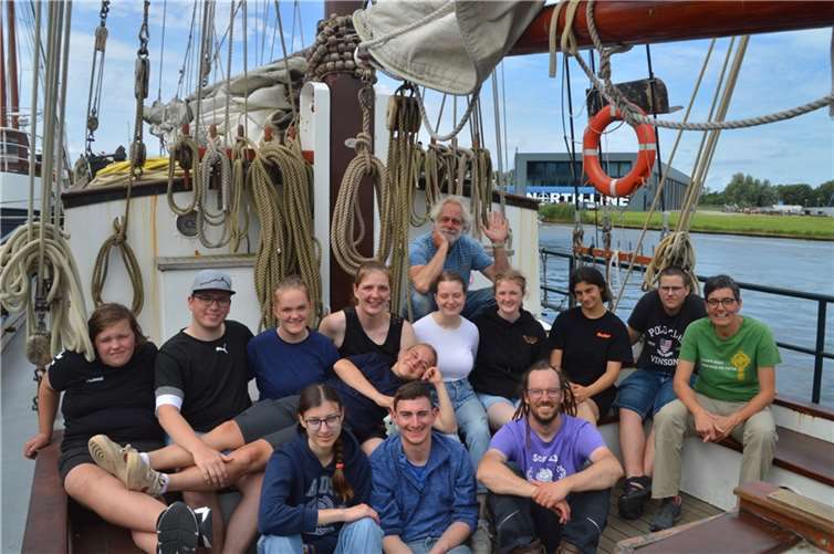 Junge Erwachsene setzen Segel und setzen sich mit Menschenrechten auseinander. Quelle: Fachstelle für Kinder u. Jugendpastoral