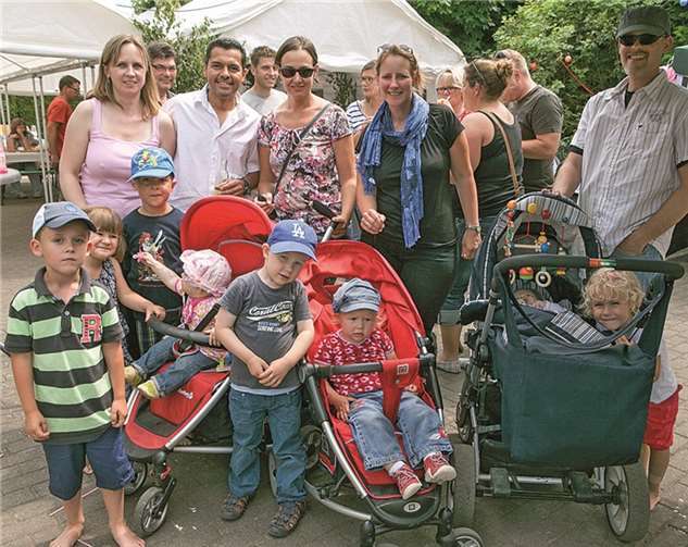 Junge Familien aus dem Neubau-Gebiet von Birresdorf kamen zu Fuß mit ihren Kindern zum Dorffest nach Niederich. -VJ-