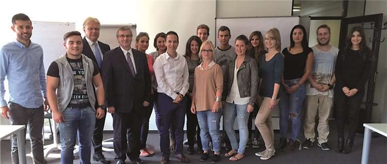 Junge Frauen und Männer der Mayen-Koblenzer Jusos trafen sich mit Landrat Dr. Alexander Saftig zum Gespräch über die aktuelle Flüchtlingssituation. KV MYK