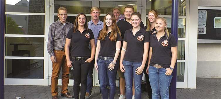 Junge Frauen und Männer der Stadtsoldaten der KG „Zesse Jecke“ kamen zum Blutspenden.