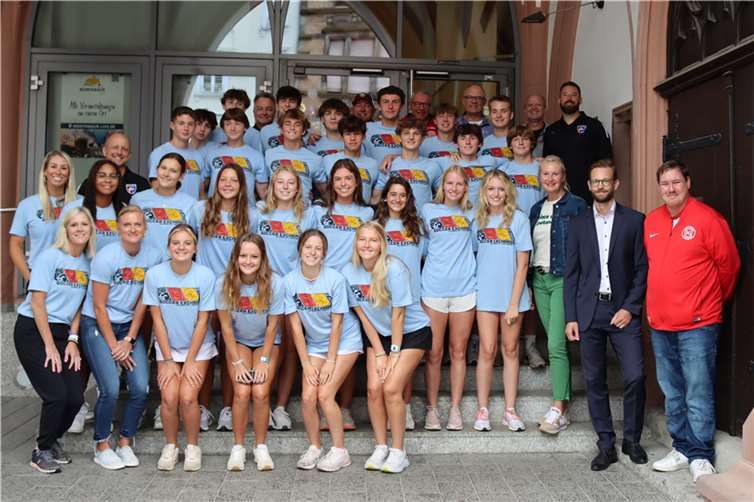 Junge Fußballerinnen und Fußballer aus South Carolina (USA) sind zu Gast bei ihren Partnervereinen in Montabaur. Im Rathaus wurden sie von Bürgermeister Ulrich Richter-Hopprich (vorne, 2.v.r.) empfangen. Foto: VG Montabaur / Christina Weiß
