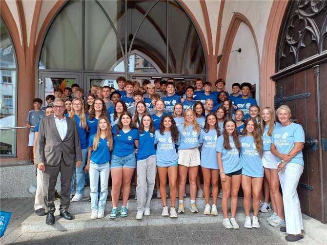 Junge Fußballerinnen und Fußballer aus South Carolina (USA) sind derzeit zu Gast bei ihren Partnervereinen in Montabaur. Im Rathaus wurden sie vom Ersten Beigeordneten Andree Stein (vorne links) begrüßt. Foto: VG Montabaur / Christina Weiß