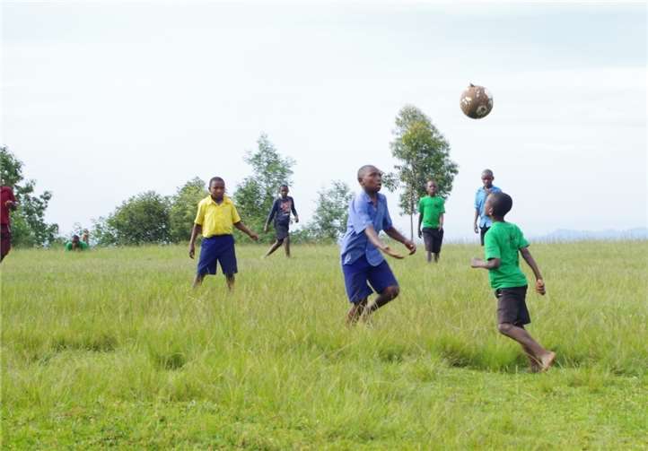 Junge Kicker in Uganda.