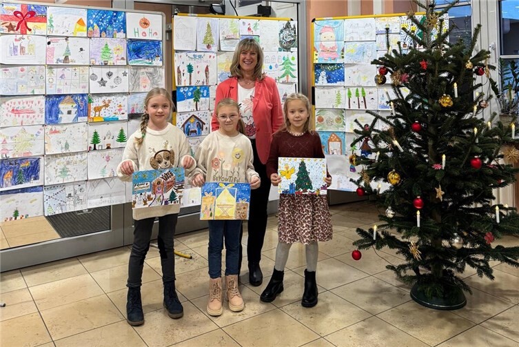 Junge Künstler im Fokus: Weihnachtsmalwettbewerb endet mit vollem Erfolg. Foto: Anastasia Pfnür