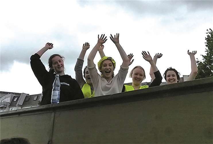 Junge Leute - Gutes tun und Spass dabei haben - nach der Sammlung in den Straßen haben sie ihre „Beute“ im Jumbo-LKW verstaut ... weiter geht’s. Ohne sie alle wäre eine solche Mammutaktion nicht möglich. privat