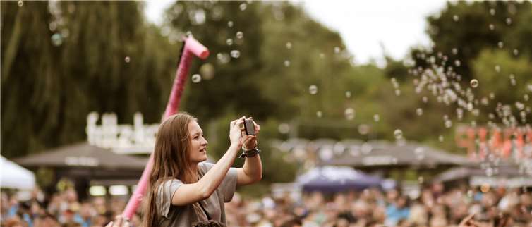 Junge Leute organisieren das Green Juice für ihr junges Publikum, das junge Bands ebenso feiert wie die Großen der Branche. Fotos: -LEA-
